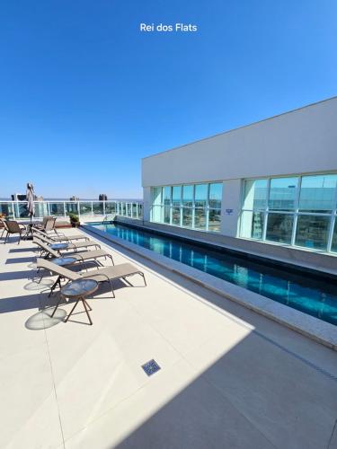 a swimming pool on the roof of a building at Flat Saint Moritz Express By Rei dos Flats in Brasilia