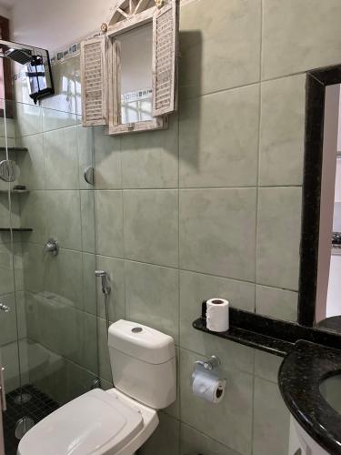 a bathroom with a toilet and a sink at Flor de Limão Hotel Boutique in Coroa Vermelha