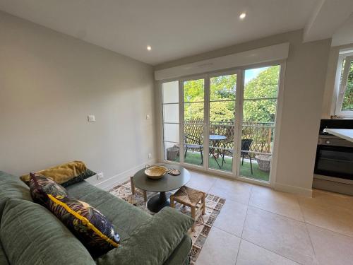 a living room with a couch and a table at Appartement Caen proche Gare in Caen