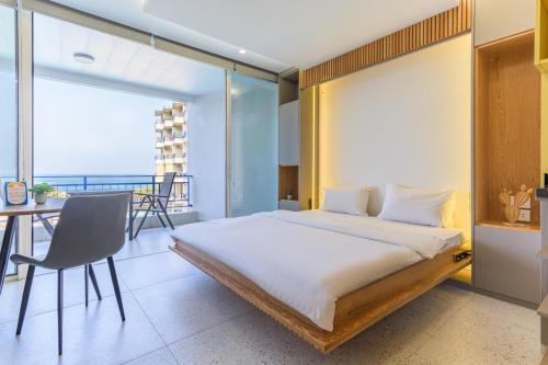 Postel nebo postele na pokoji v ubytování Wave 515 - Getaway Chalet at Sawary Resort Batroun