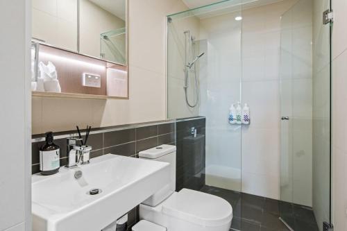 Et badeværelse på Stylish Apt with Balcony Easy Access to Everywhere