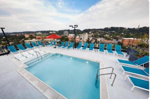 バーミングハムにあるModern 3BR Condo Five Points South Gemの大型スイミングプール(椅子付)