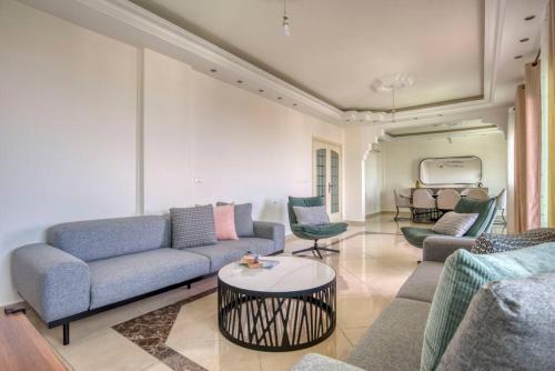 Χώρος καθιστικού στο Veil - Modern 3-Bedroom Apt & Balcony in Aley