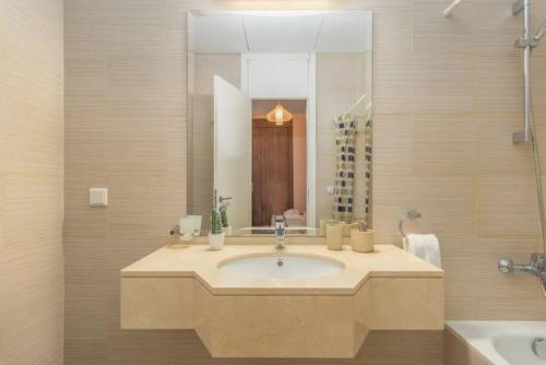 Koupelna v ubytování Sirene 1-BR Apt, Pool & Gym in Gemmayze