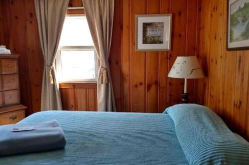 Кровать или кровати в номере Little Miss Cottages - Two Bedroom Cottage - 10