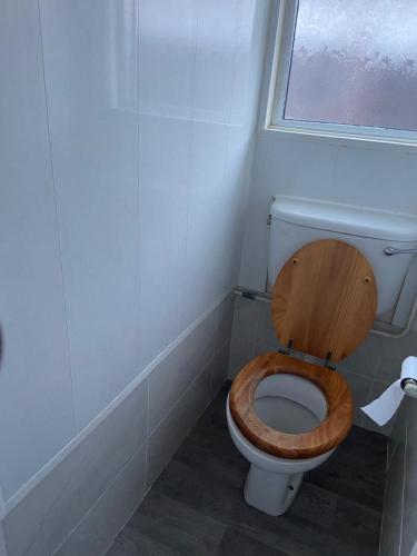 a bathroom with a toilet with a wooden seat at Double room to rent near Royal Berkshire Hospital and University of Reading in Reading