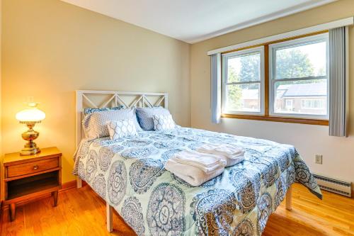 Ένα ή περισσότερα κρεβάτια σε δωμάτιο στο Watertown Home with Yard 1 Mi to Echo Lake Park!