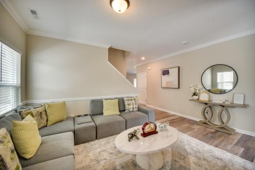Χώρος καθιστικού στο Walk to Beach Group Getaway in Coastal Virginia