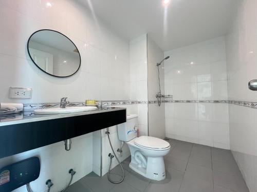 łazienka z toaletą, umywalką i lustrem w obiekcie Bangsaray Beach Condo B619 บางเสร่ บีช w mieście Bang Sare