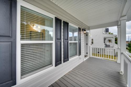 Μπαλκόνι ή βεράντα στο Walk to Beach Group Getaway in Coastal Virginia