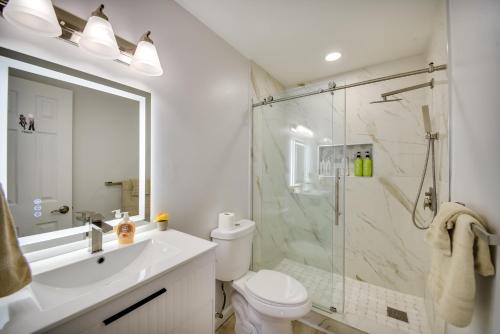 Ένα μπάνιο στο Easy Beach Access Duplex half Mi to Chesapeake Bay
