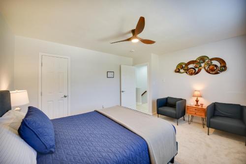 Ένα ή περισσότερα κρεβάτια σε δωμάτιο στο Easy Beach Access Duplex half Mi to Chesapeake Bay