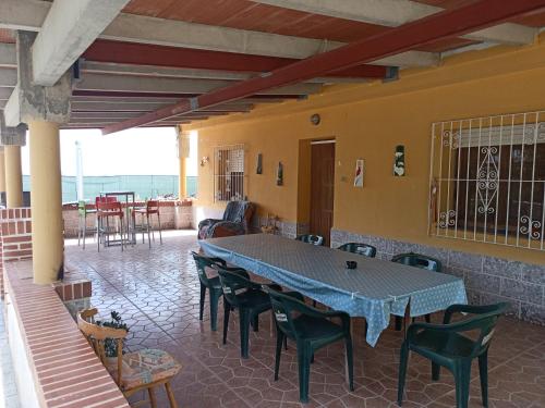 une salle à manger avec une table et des chaises dans l'établissement Casa la solana, à La Molata