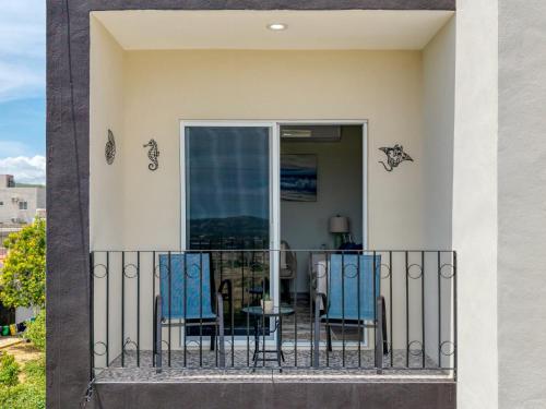 a balcony with blue chairs and a table at Sudcalifornia 301, 2 Rec, bonita vista y rooftop in San José del Cabo