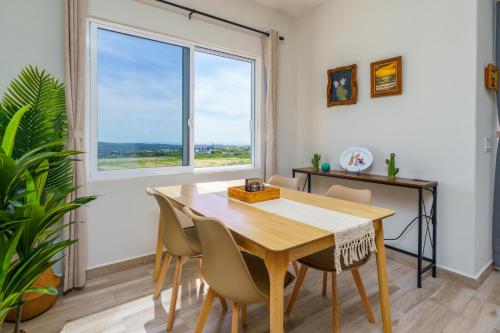 a dining room with a table and chairs and a window at Sudcalifornia 301, 2 Rec, bonita vista y rooftop in San José del Cabo