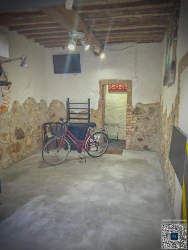 a bike parked in a room with a bench at La Casina in Murlo