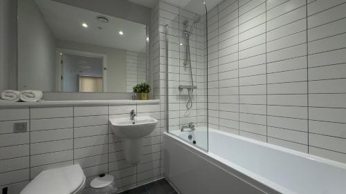 Richmond Row Apartments - Free On-Site Parking, WiFi & EV photo 178