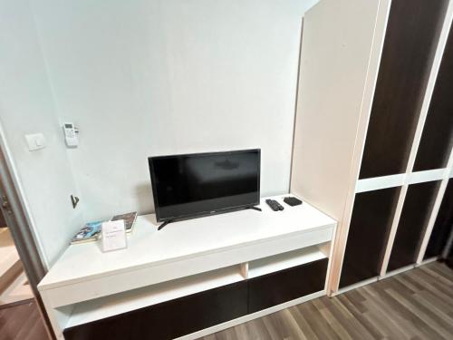 a tv sitting on top of a white desk at Secret Homey ห้องลับโฮมมี่ รับกุญแจที่ Pick up Key Bkk39 Airport hotel in Sathani Lat Krabang