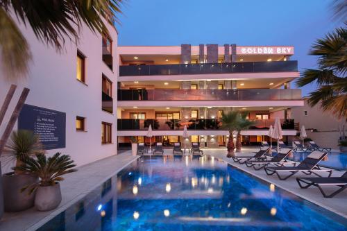 Bazén v ubytování Malibu Imperial Resort nebo v jeho okolí