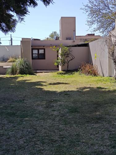 a house with a yard in front of it at La mejor opción para tu estadía en Córdoba con amigos in Cordoba