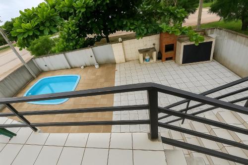 an overhead view of a swimming pool on a balcony at Rua Projetada 07-lote recreio apartamento 5 loteamento recreio sul barra do Sirinhaém Condomínio residencial barra forte II in Sirinhaém