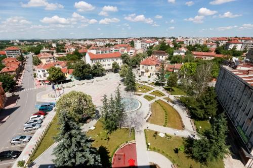 una vista aerea di una città con un parco di Kolhida Complex a Elkhovo