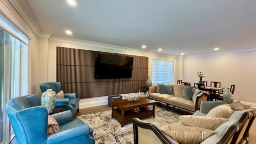 Televisyen dan/atau pusat hiburan di Luxury 4BR Retreat with Pool, Piano, Spa & Games