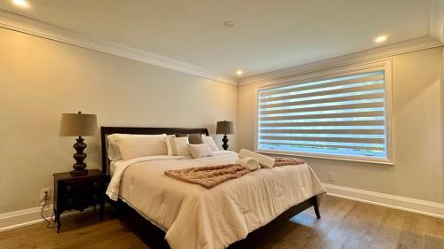 Katil atau katil-katil dalam bilik di Luxury 4BR Retreat with Pool, Piano, Spa & Games