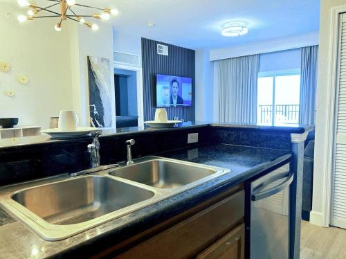a kitchen with a stainless steel sink and black counter top at Resort Lake Buena Vista - 2 Quartos in Vineland