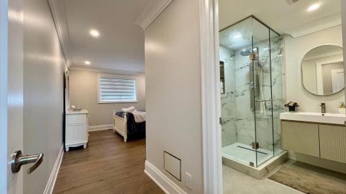 Bilik mandi di Luxury 4BR Retreat with Pool, Piano, Spa & Games