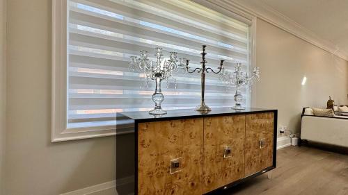 Gambar di galeri bagi Luxury 4BR Retreat with Pool, Piano, Spa & Games di Mississauga