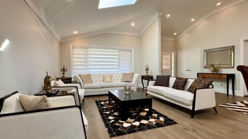 Ruang duduk di Luxury 4BR Retreat with Pool, Piano, Spa & Games