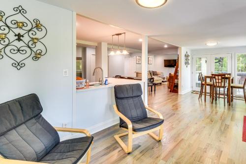 Ruang duduk di Woodsy Retreat with Deck and Views in Dahlonega!