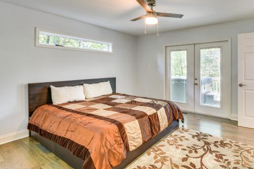 Katil atau katil-katil dalam bilik di Woodsy Retreat with Deck and Views in Dahlonega!