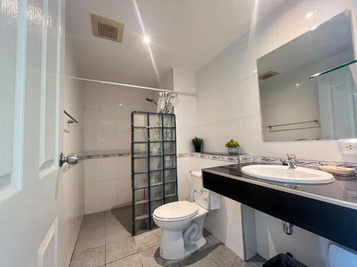 biała łazienka z toaletą i umywalką w obiekcie Bangsaray Beach Condo B620 บางเสร่ บีช w mieście Bang Sare