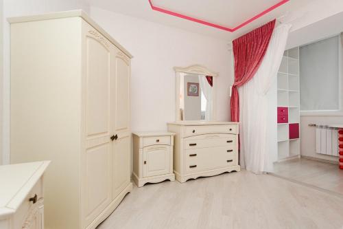 スームィにあるApartament loft Centerの白い部屋(ドレッサー、鏡付)
