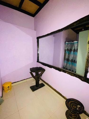 ギセニにあるUmukindo Guest Houseのテーブルと鏡付きの部屋