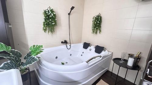 O baie la Apartament Cozy cu Jacuzzi Spa