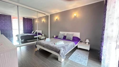Un pat sau paturi într-o cameră la Apartament Cozy cu Jacuzzi Spa