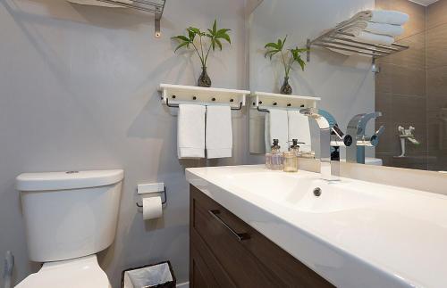 un bagno con un lavandino bianco e un water di Modern Miami Gem, Fresh Studio by Coral Gables #4 a Miami