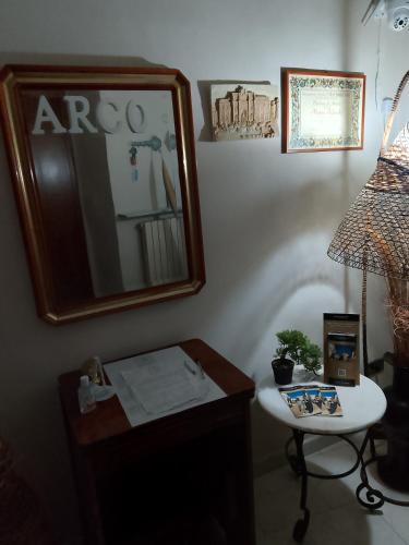 a room with a mirror and a table and a lamp at ARCO in Bisceglie