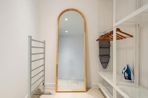 spogliatoio con specchio e scaffali di La Grange premium avec terrasse et parking a Thoiry