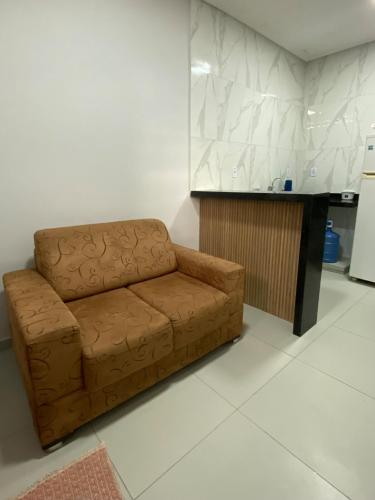 a brown couch in a living room with a counter at Apartamento em Areia, Paraíba in Areia