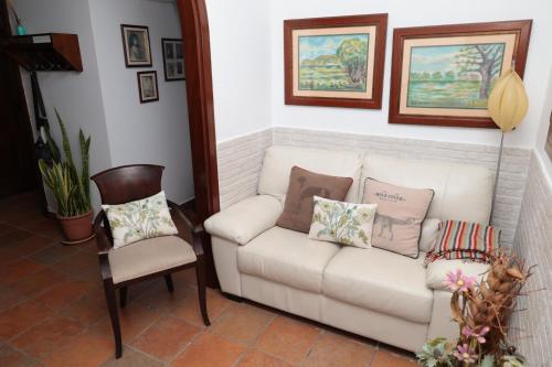 a living room with a couch and a chair at Casa con jardín y jacuzzi in Realejo Alto