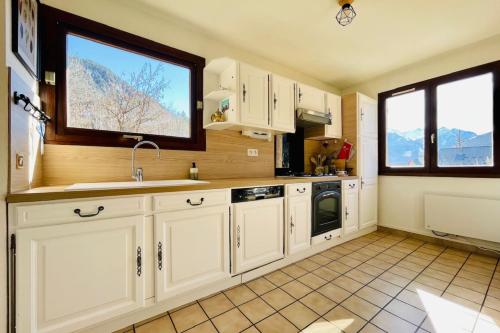 Dapur atau dapur kecil di Pretty F4 house with loggia in Briançon