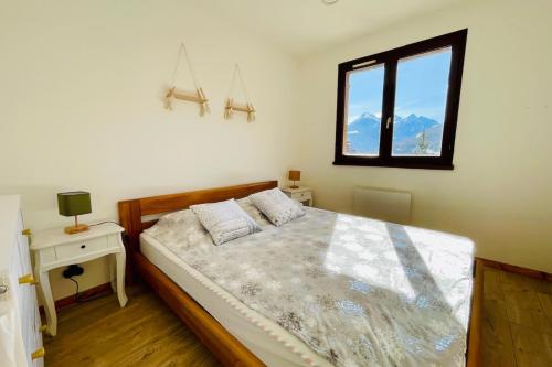 Katil atau katil-katil dalam bilik di Pretty F4 house with loggia in Briançon