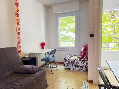 a living room with a couch and a table at Appartement 45m2 Centre Île Rousse Plage à 100m Vue Mer in LʼÎle-Rousse