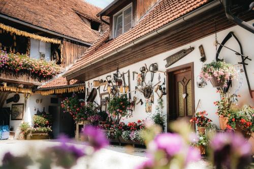 a building with flowers on the side of it at Schmiedbauerhof in Sankt Margarethen im Lavanttal