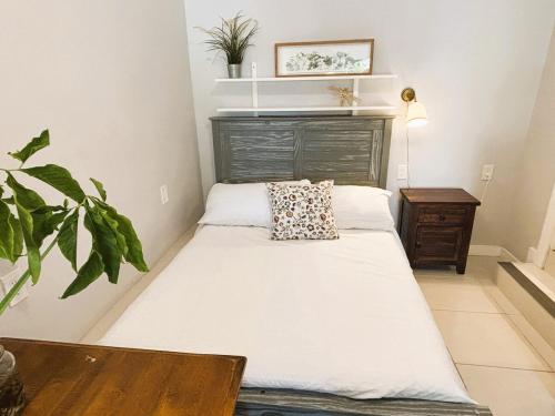 Ένα ή περισσότερα κρεβάτια σε δωμάτιο στο Urban Oasis Studio, Miami near Coral Gables #5