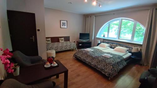 グダニスクにあるVilla Lidoのリビングルーム(ベッド1台、窓付)